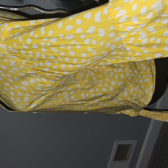 Yellow Flowy Sleeve Blouse - Picture 4 of 5